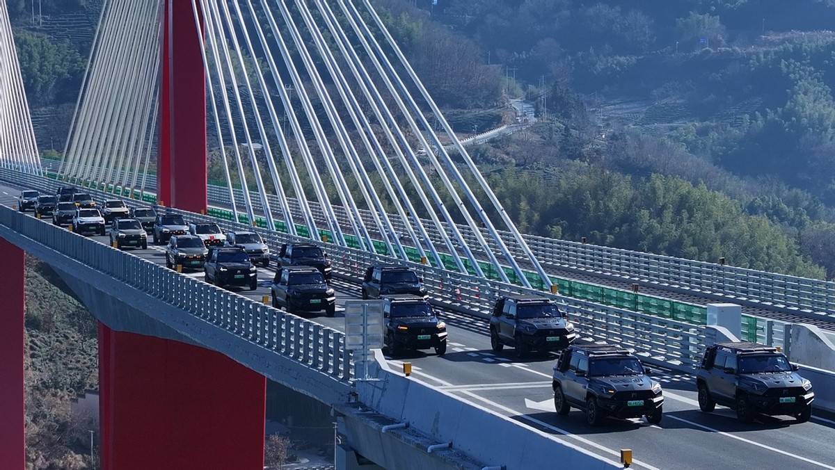 新高速大别山露营自驾直接“爽感拉满”开元棋牌首批穿越！猛士车队自驾和襄(图3)